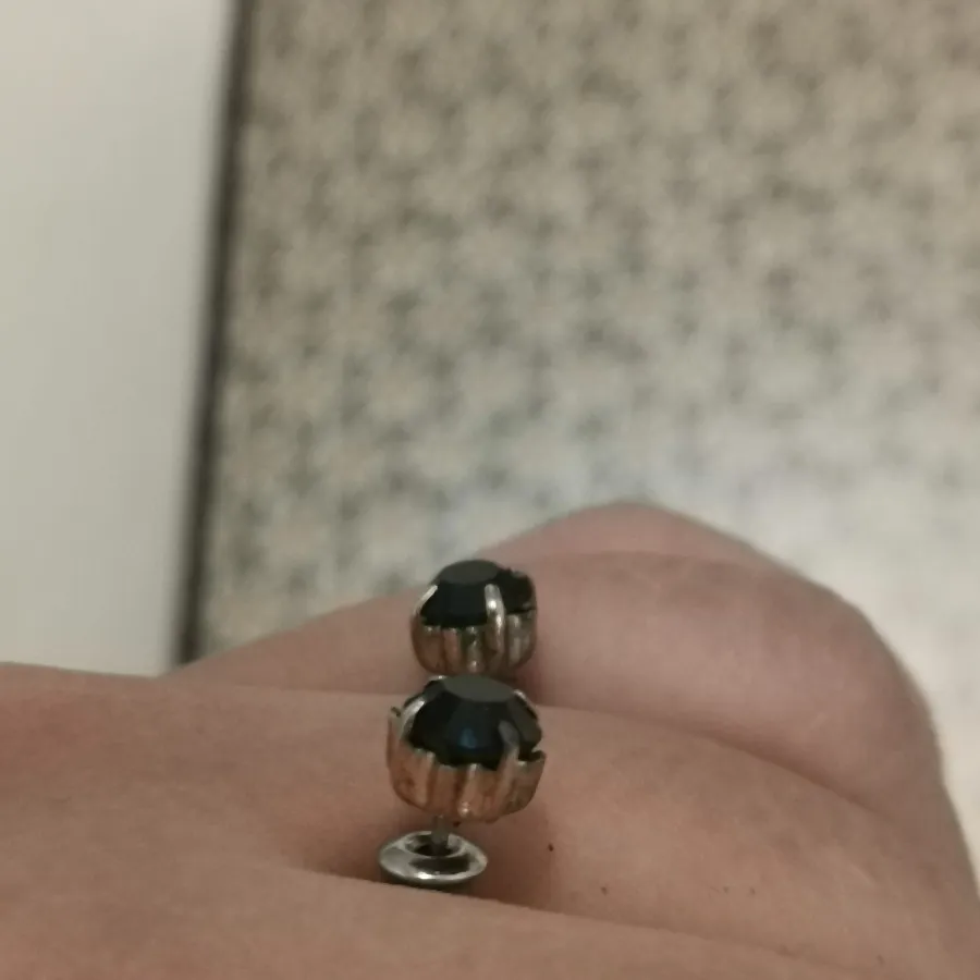 گوشواره نگین سرمه ای