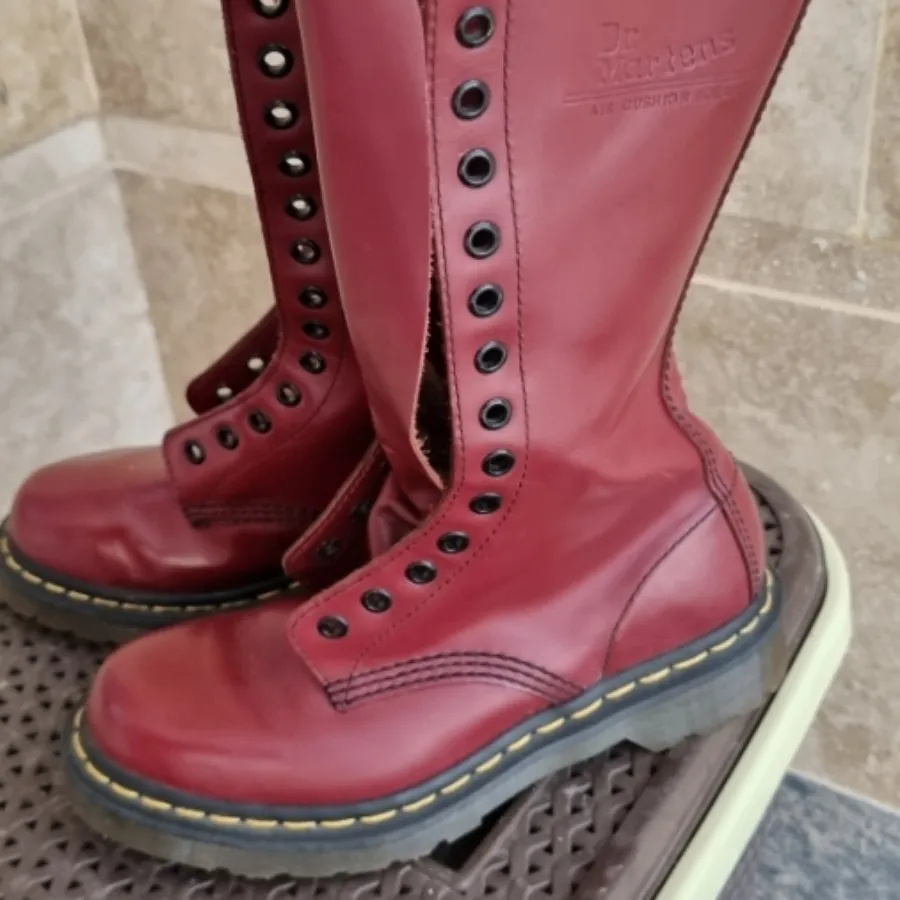 بوت دکتر مارتن زرشکی 37