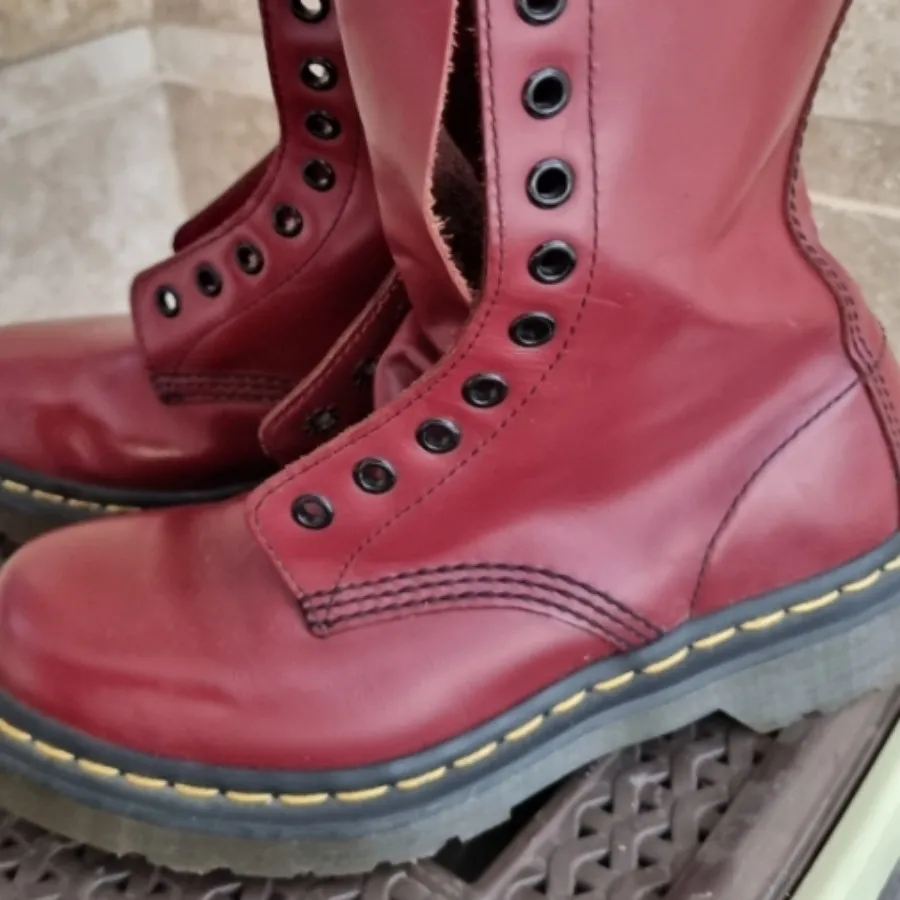 بوت دکتر مارتن زرشکی 37