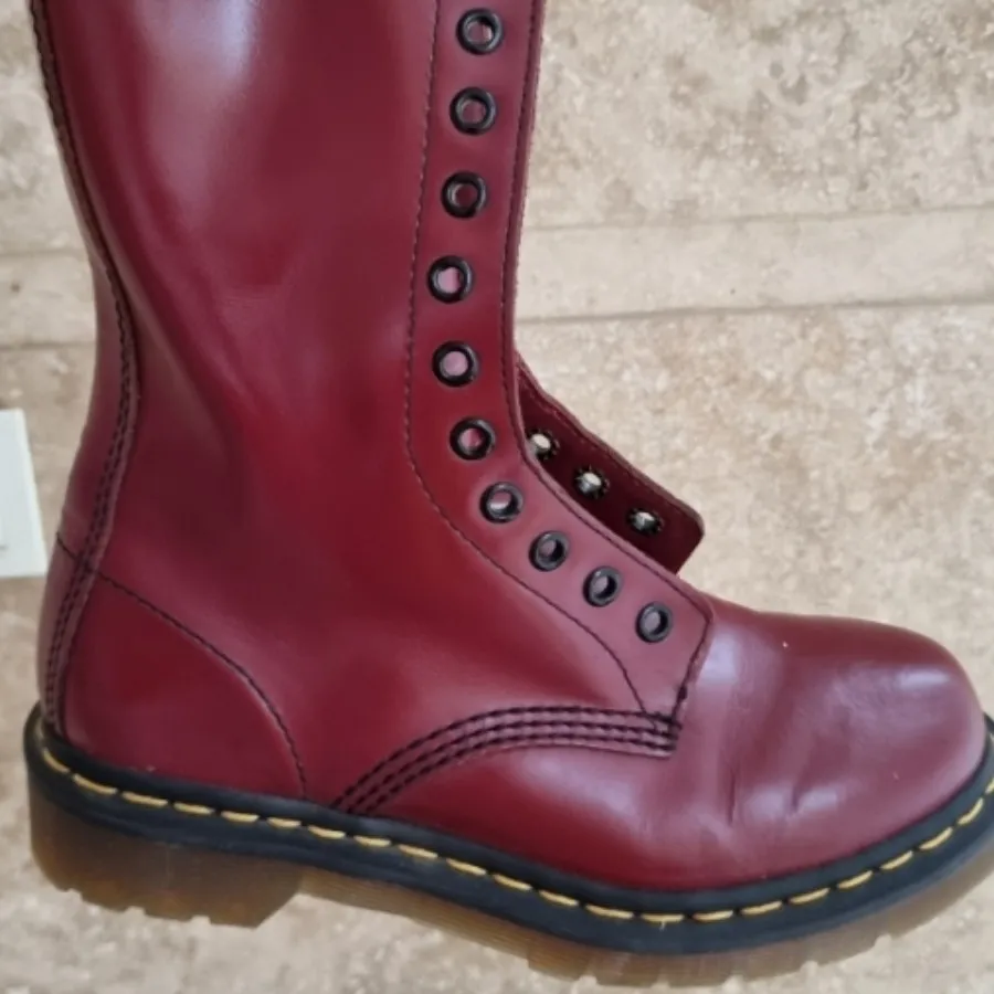 بوت دکتر مارتن زرشکی 37