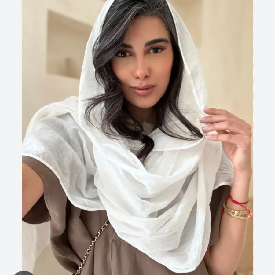 شال سفید منگوله دار