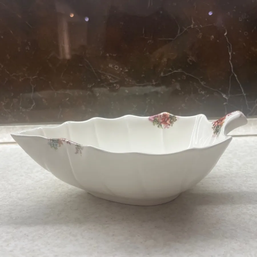 ظرف اردو و کاسه آجیل