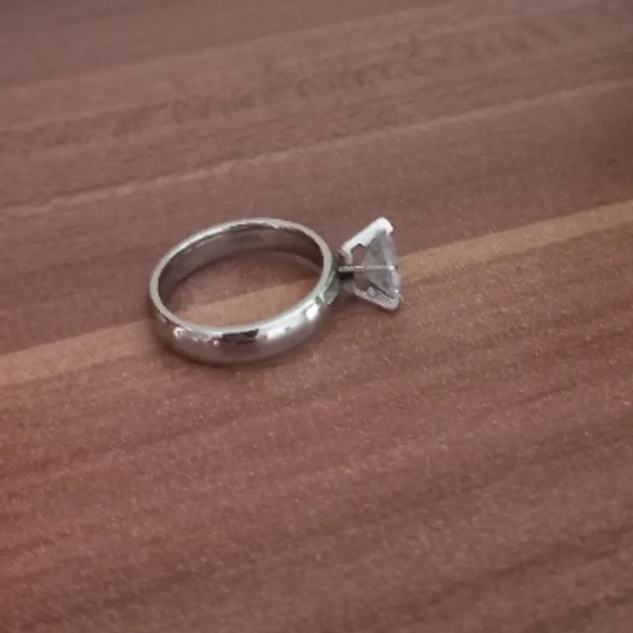 حلقه نگین دار