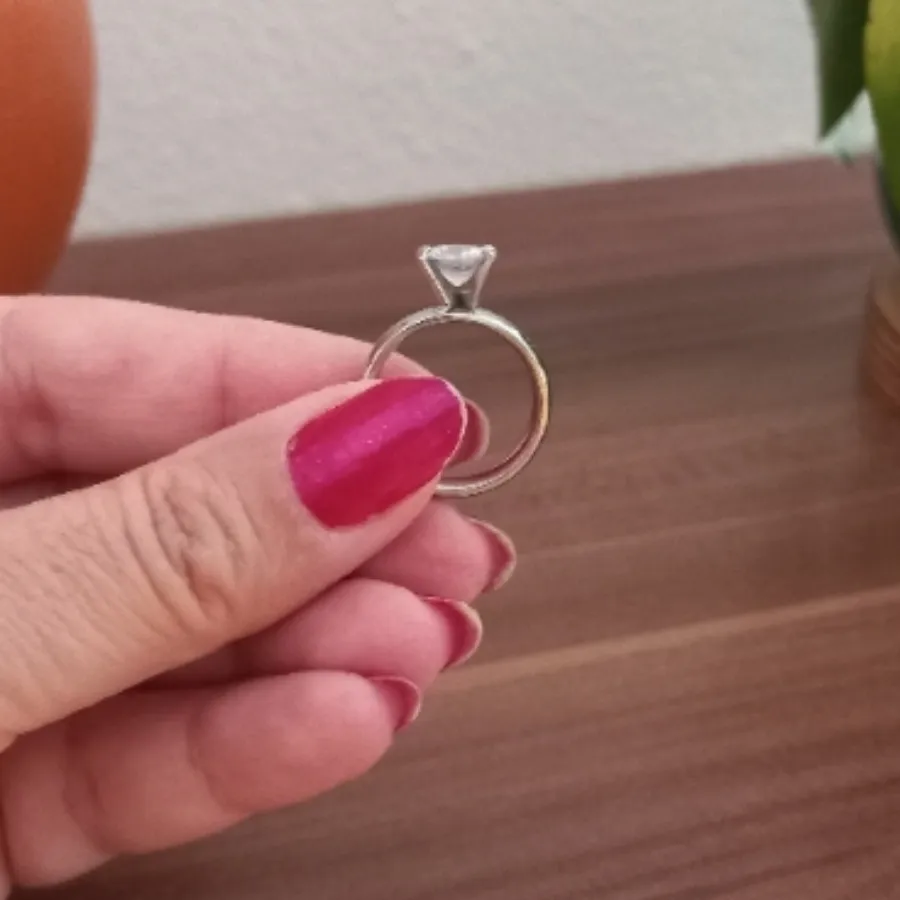 حلقه نگین دار