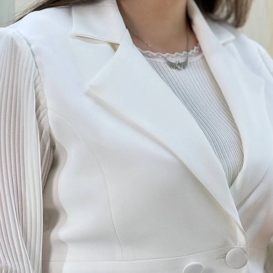 کت سفید استین پلیسه