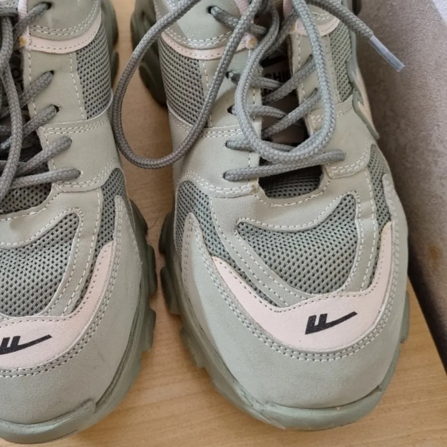 کفش کتونی ورزشی