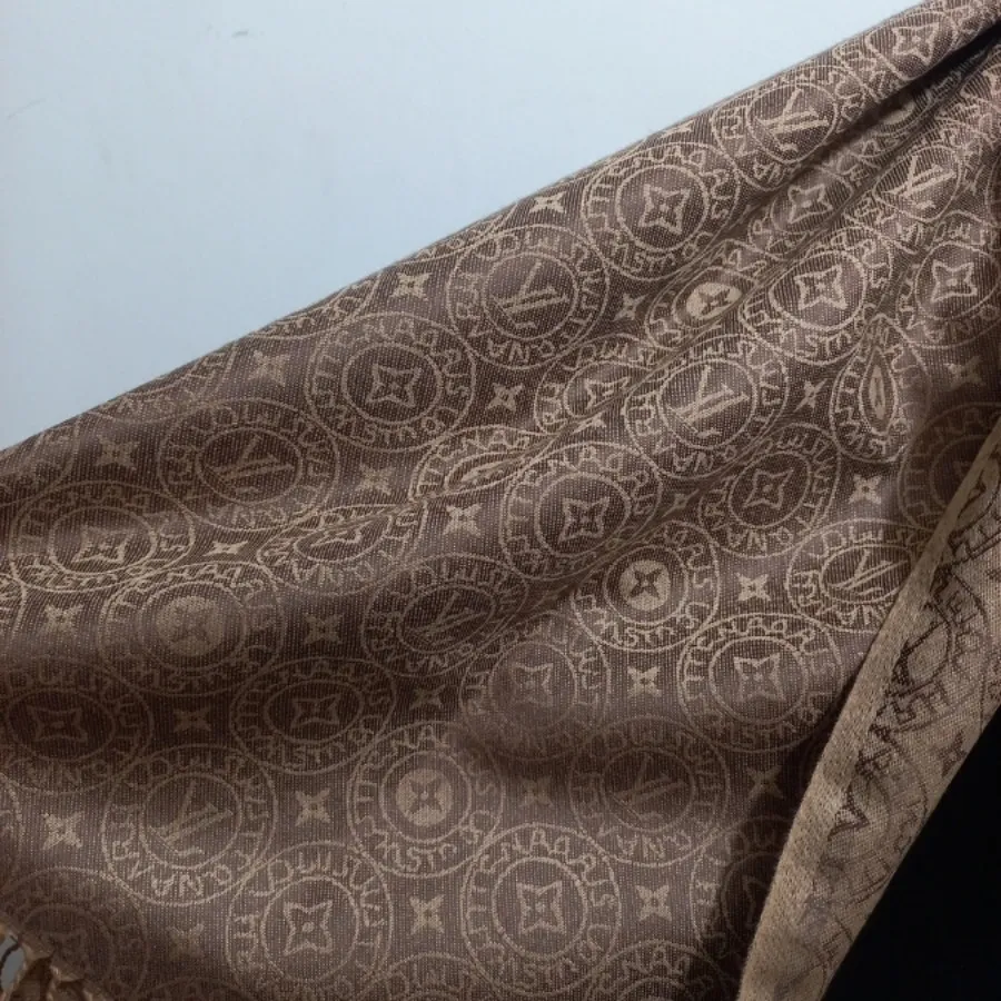 شال لویی ویتون