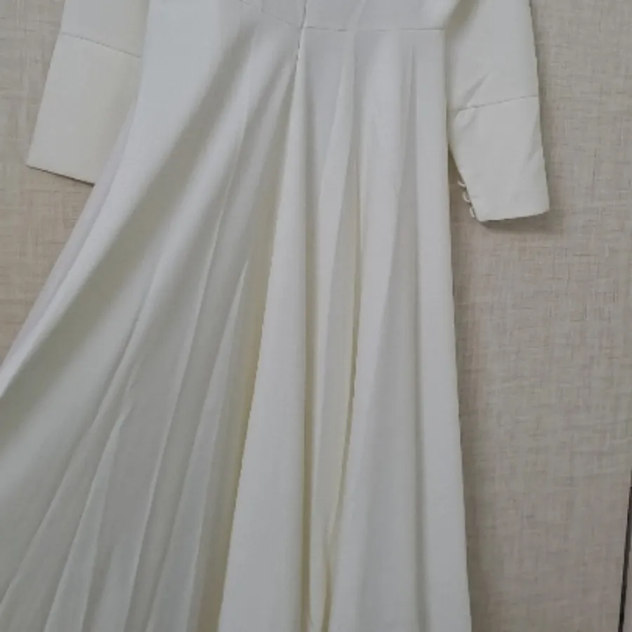 پیراهن بلند پوشیده