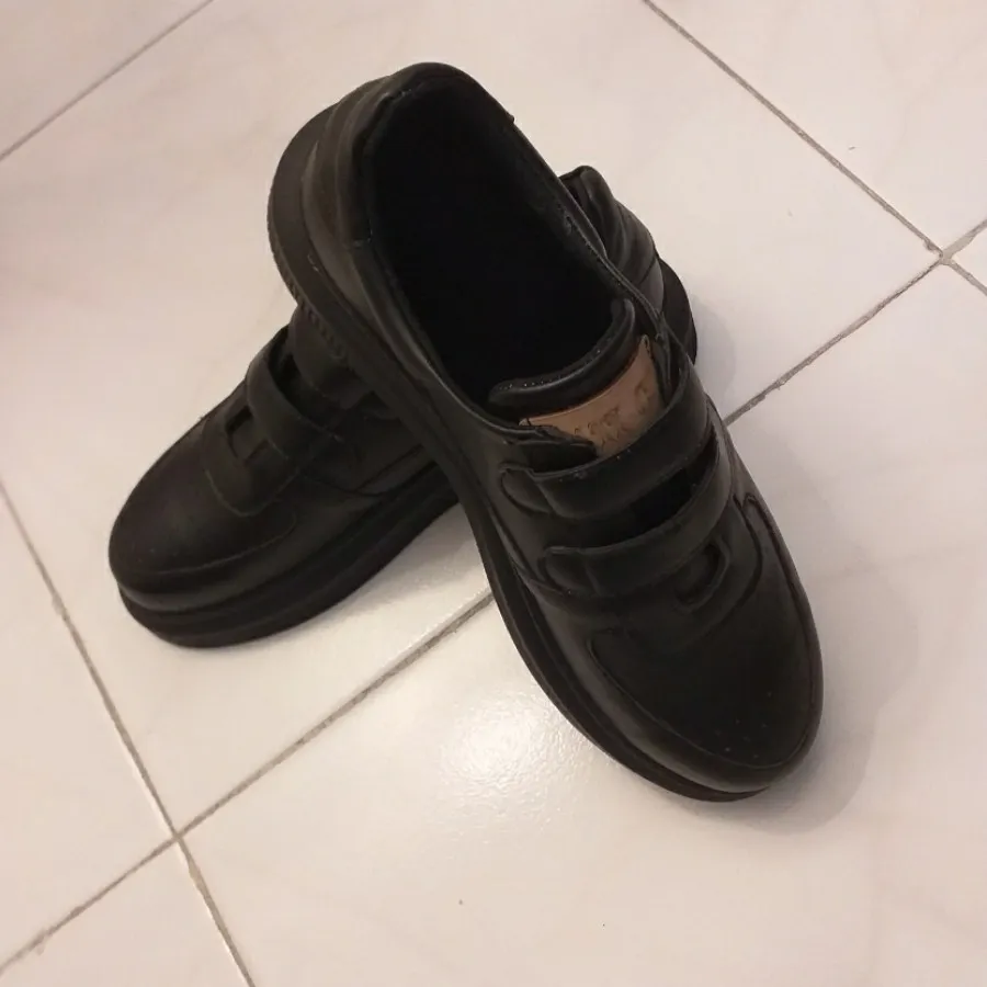 کفش مشکی چسبی