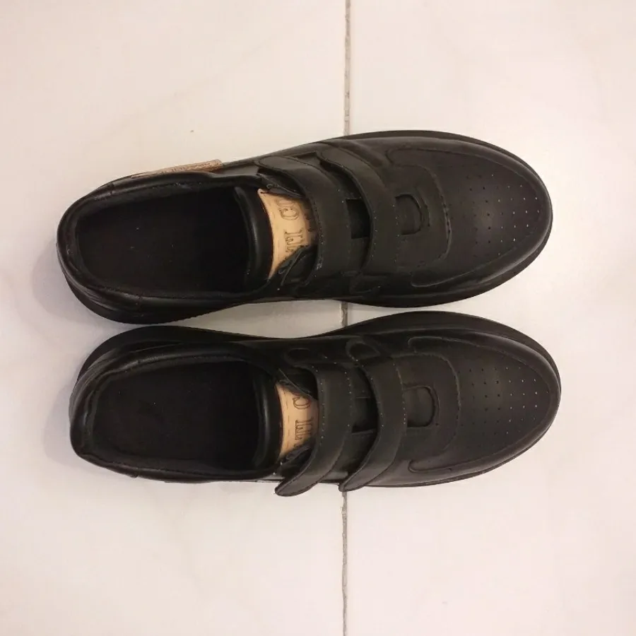 کفش مشکی چسبی