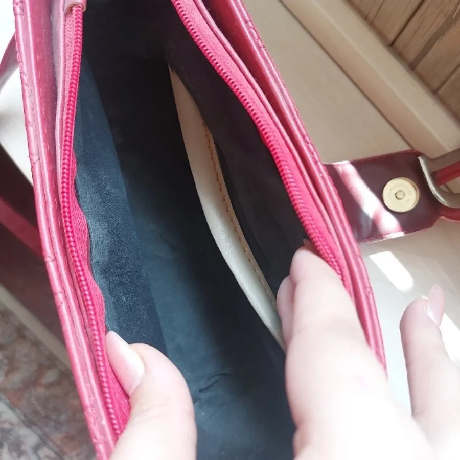 کیف دیور قرمز