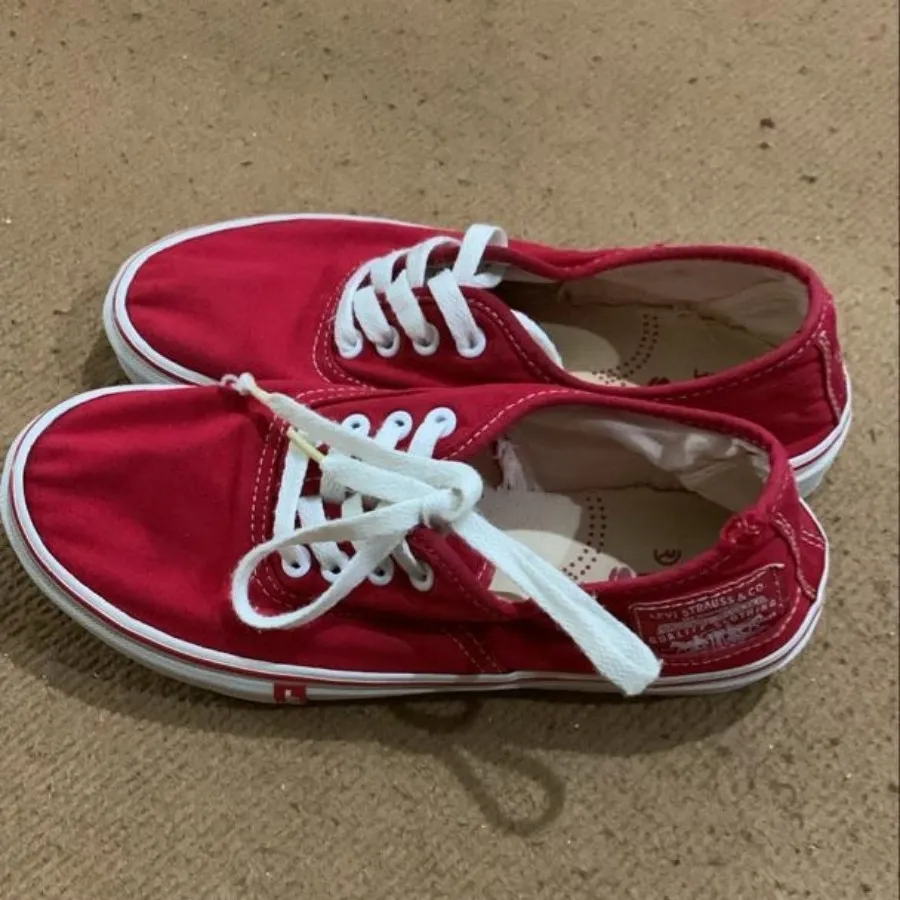 کتونی قرمز برند لیوایز