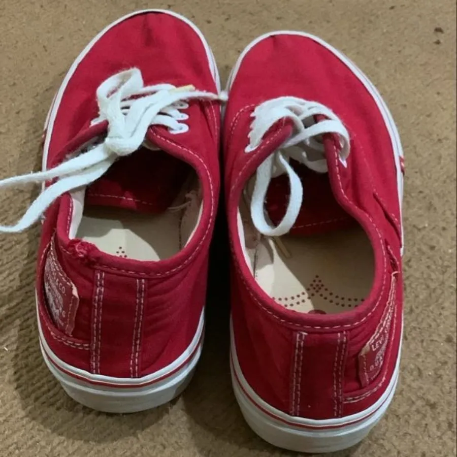 کتونی قرمز برند لیوایز