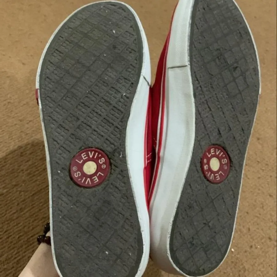 کتونی قرمز برند لیوایز