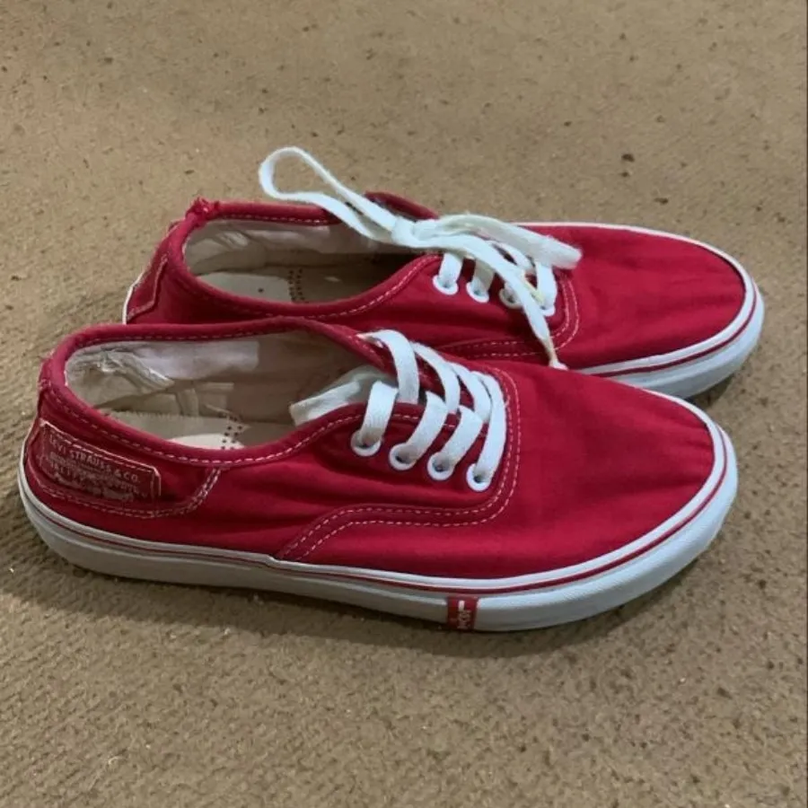 کتونی قرمز برند لیوایز