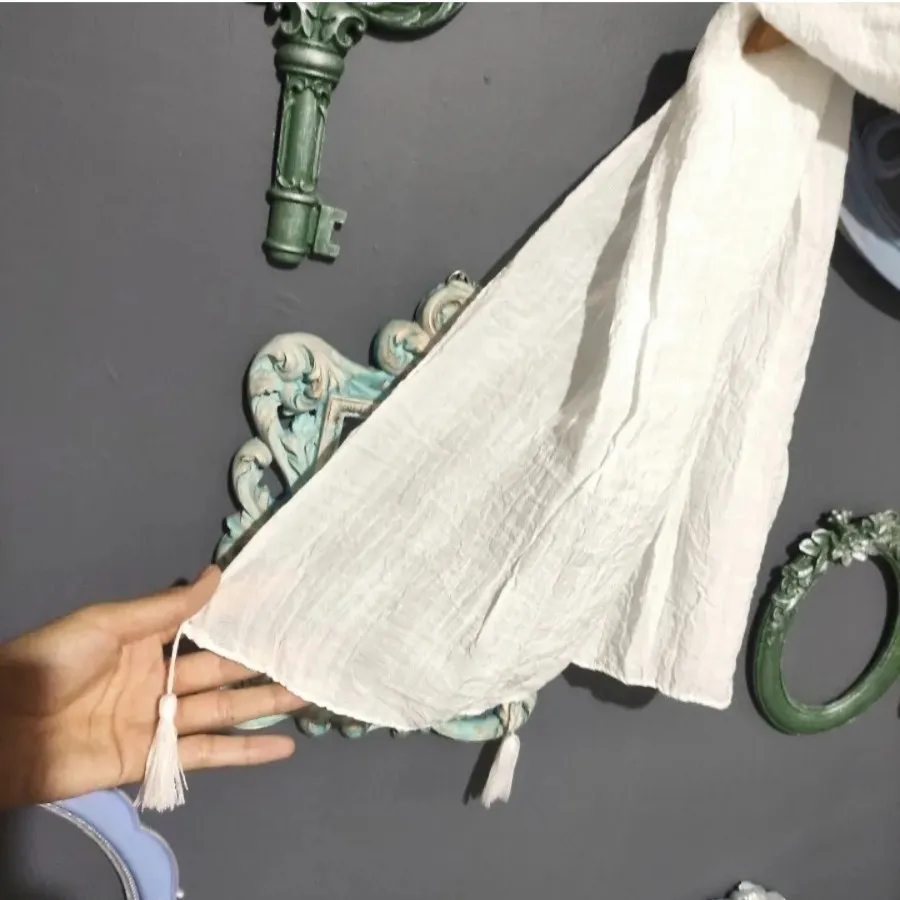 شال سفید منگوله دار