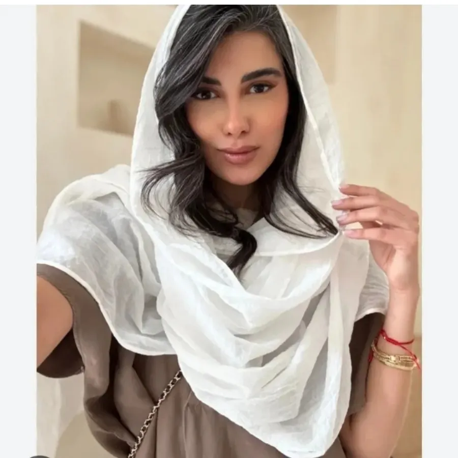 شال سفید منگوله دار