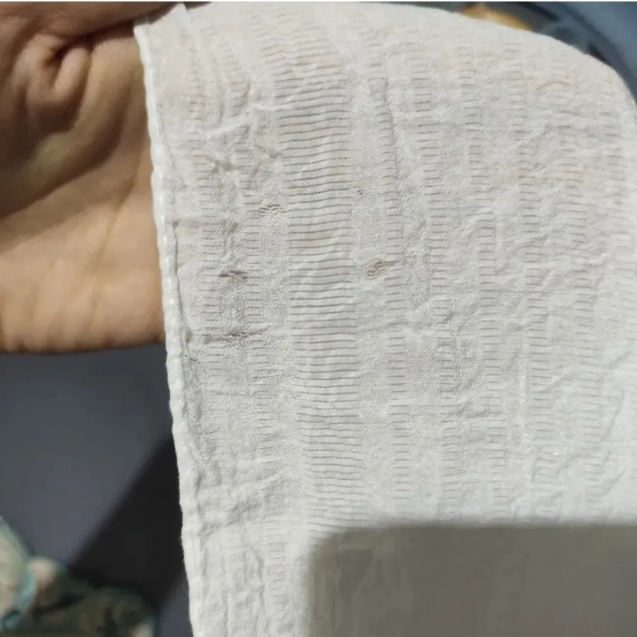 شال سفید منگوله دار