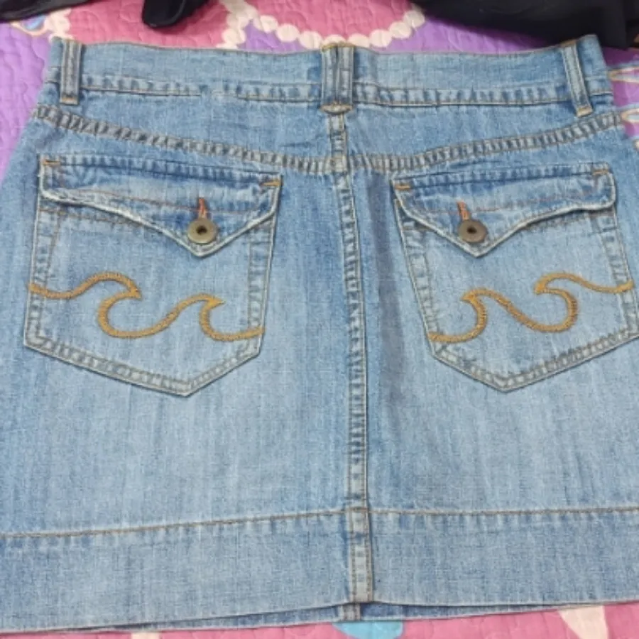 دامن کوتاه لی