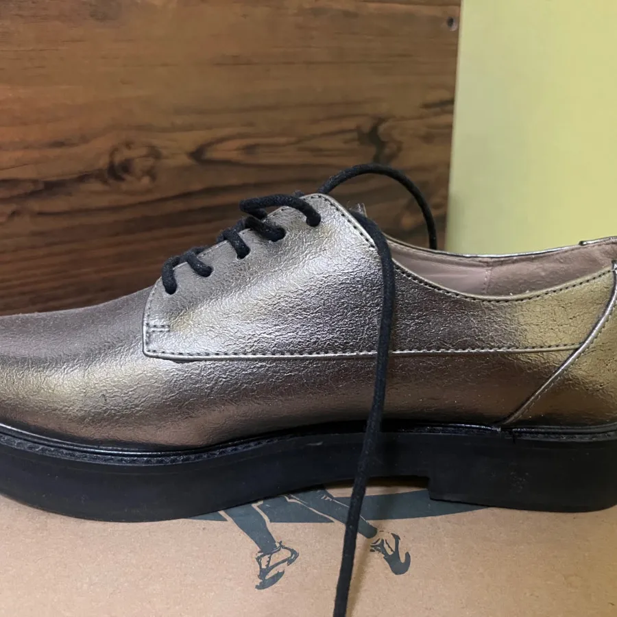 کفش منگو بژ