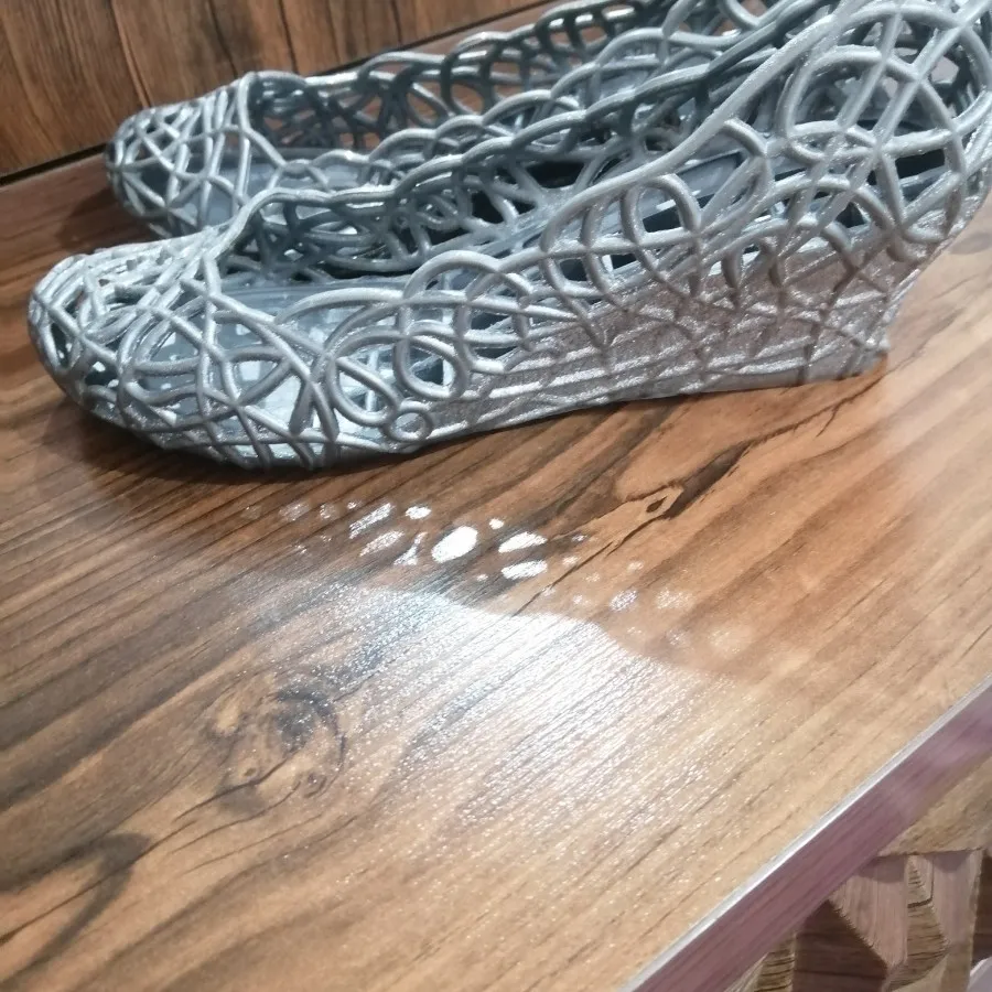 کفش ژله ای روی فرش