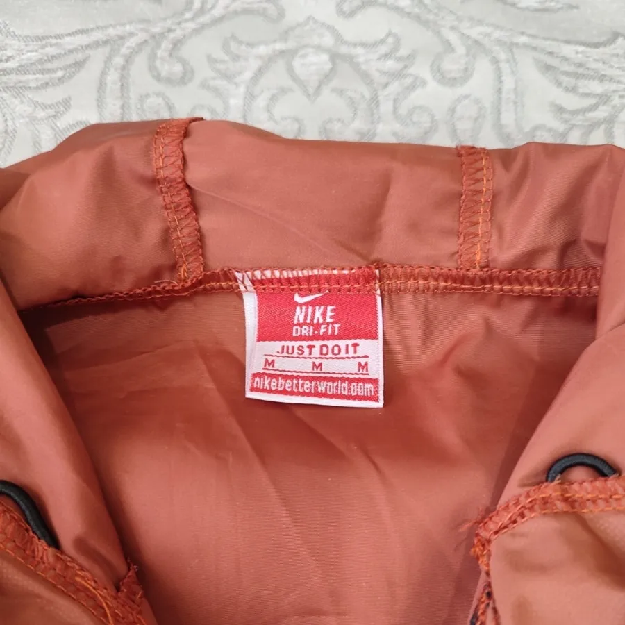 بارونی پاییزه نایک