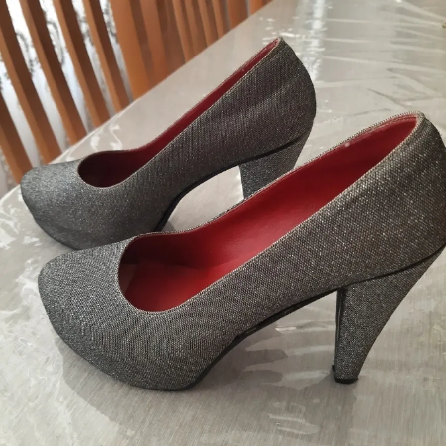 کفش نقره ای