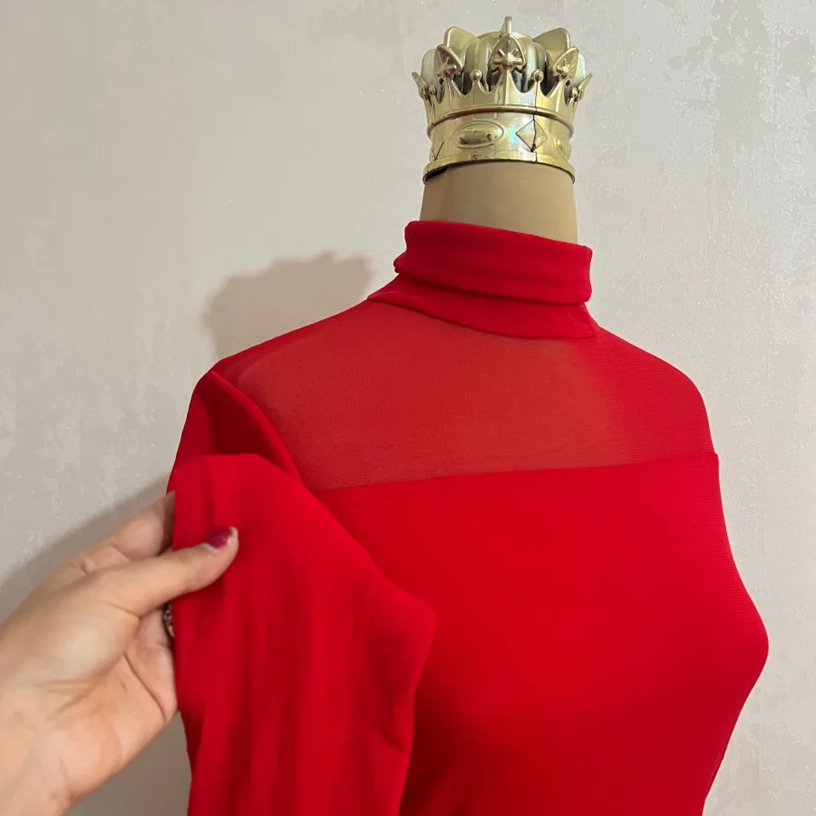 لباس قرمز تور‌کش