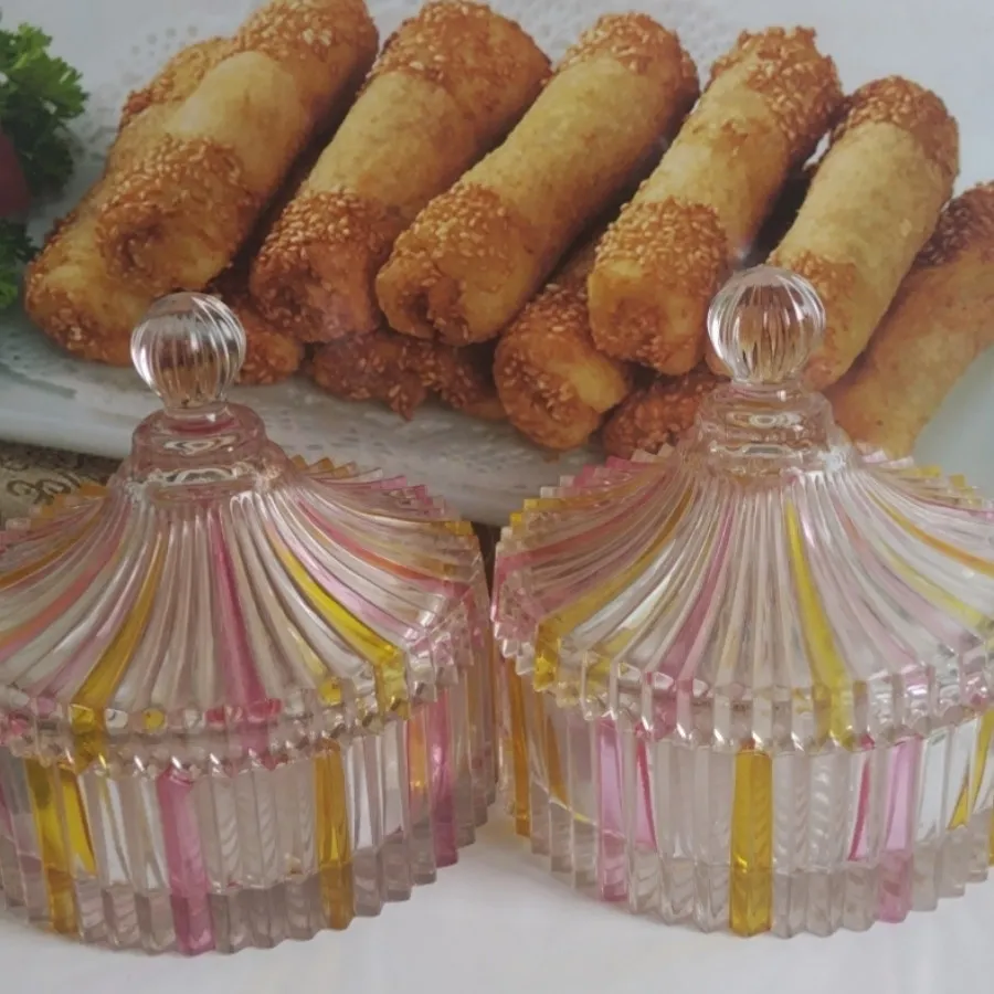 شکلات یا آجیل خوری