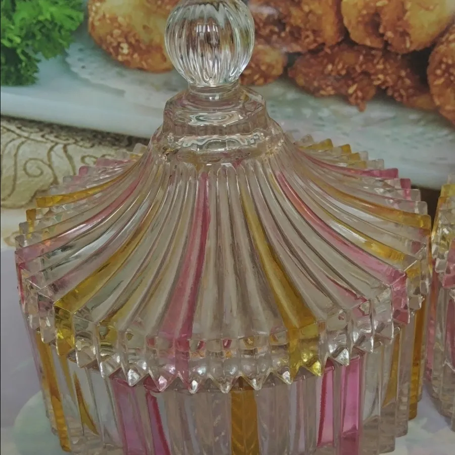 شکلات یا آجیل خوری