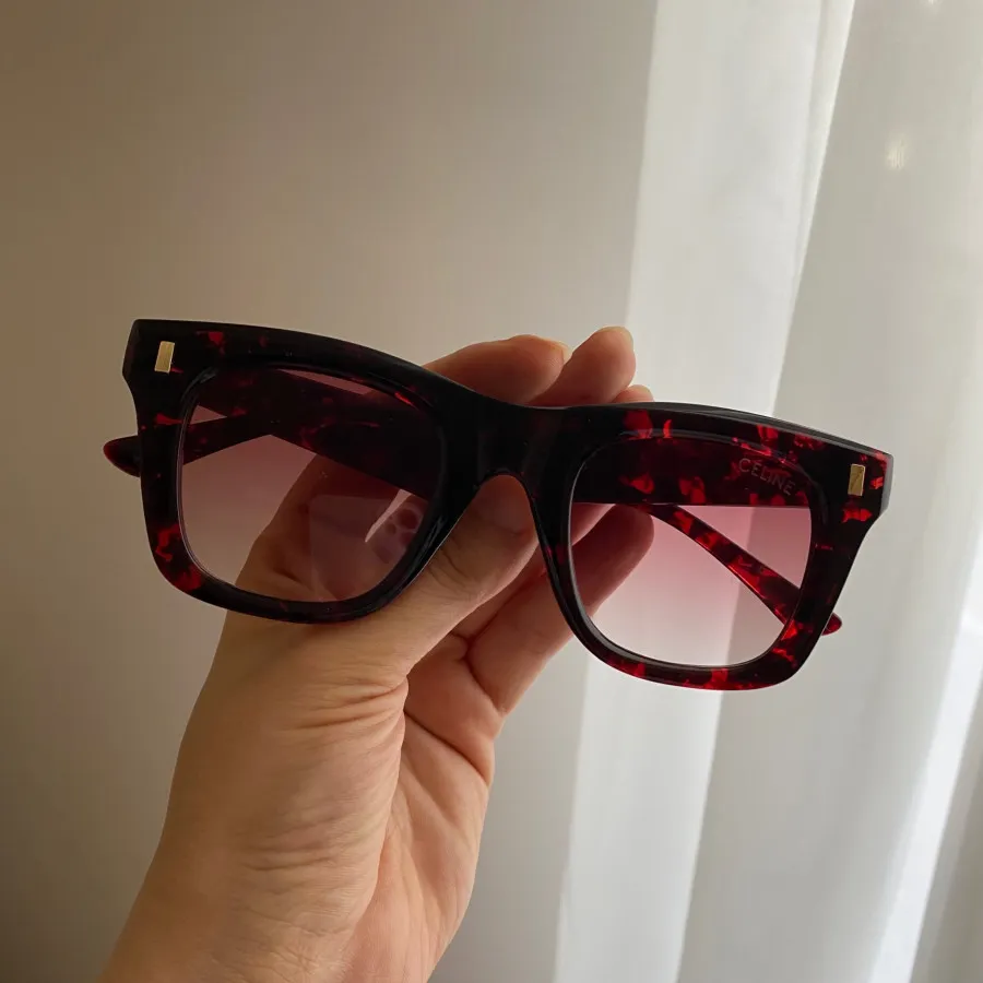 عینک آفتابی قرمز