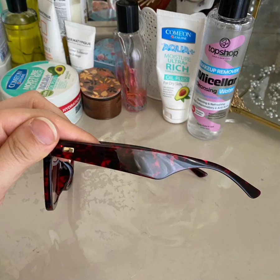 عینک آفتابی قرمز