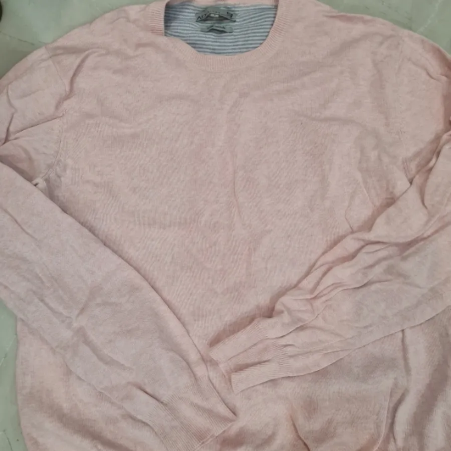 تعداد تقریبا زیاد لباس