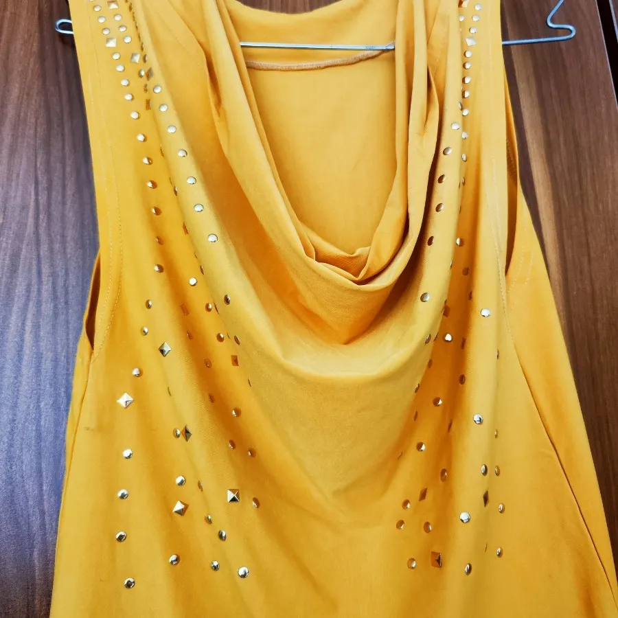 رنگ اصلی اون که کمد تیره