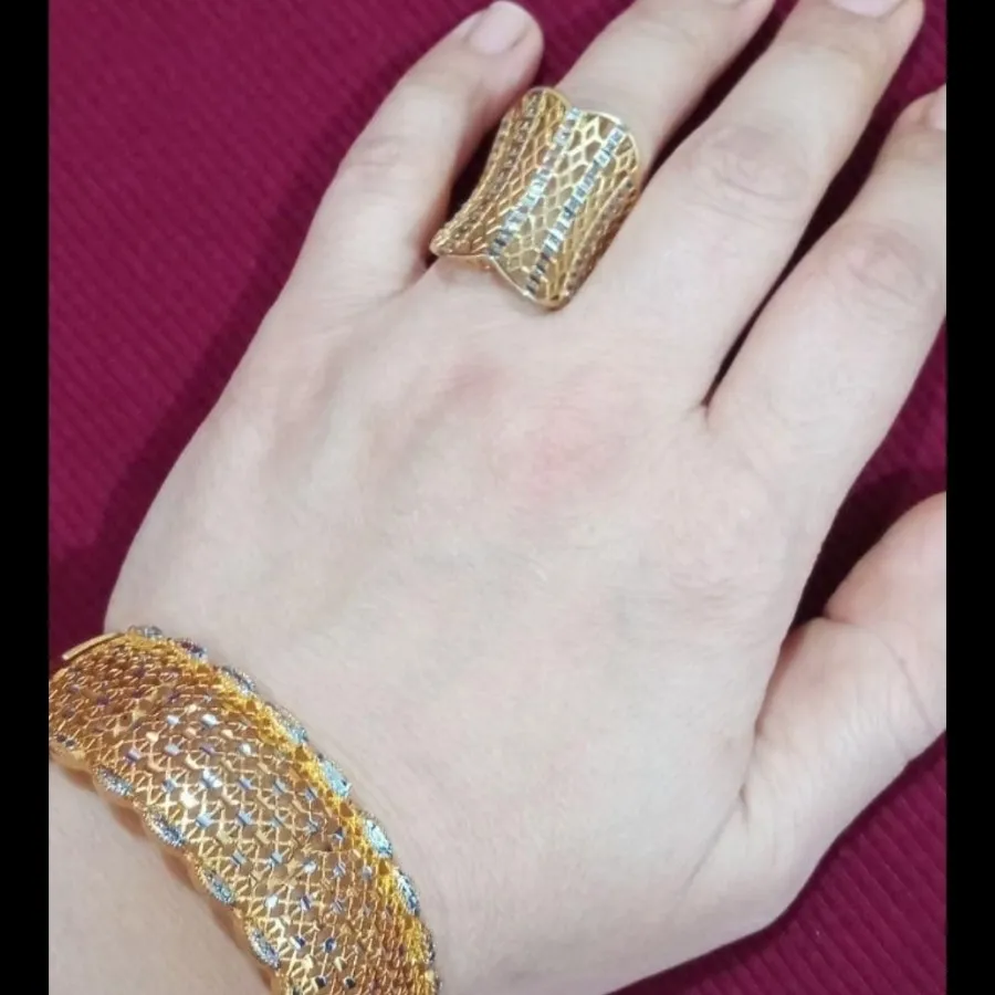 دستبندوانگشترست