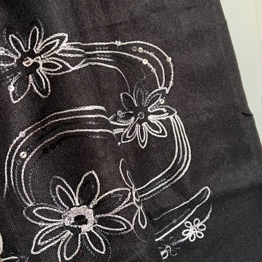 شال مشکی گلدوزی شده