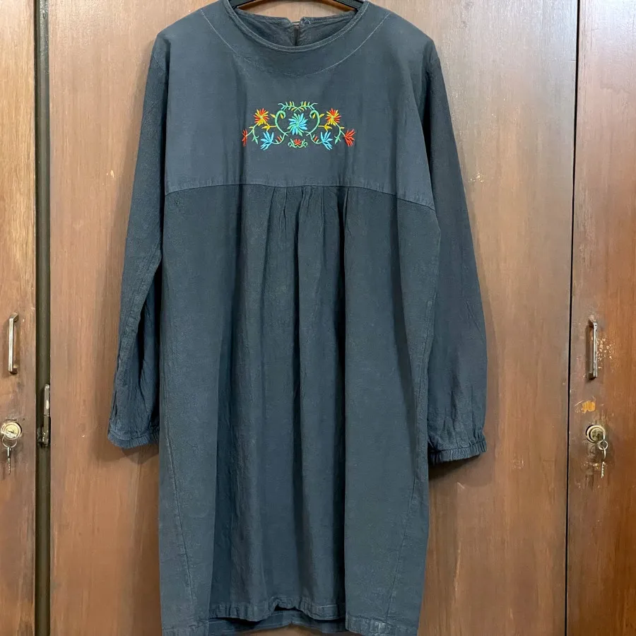 مانتو خاکستری گلدوزی شده