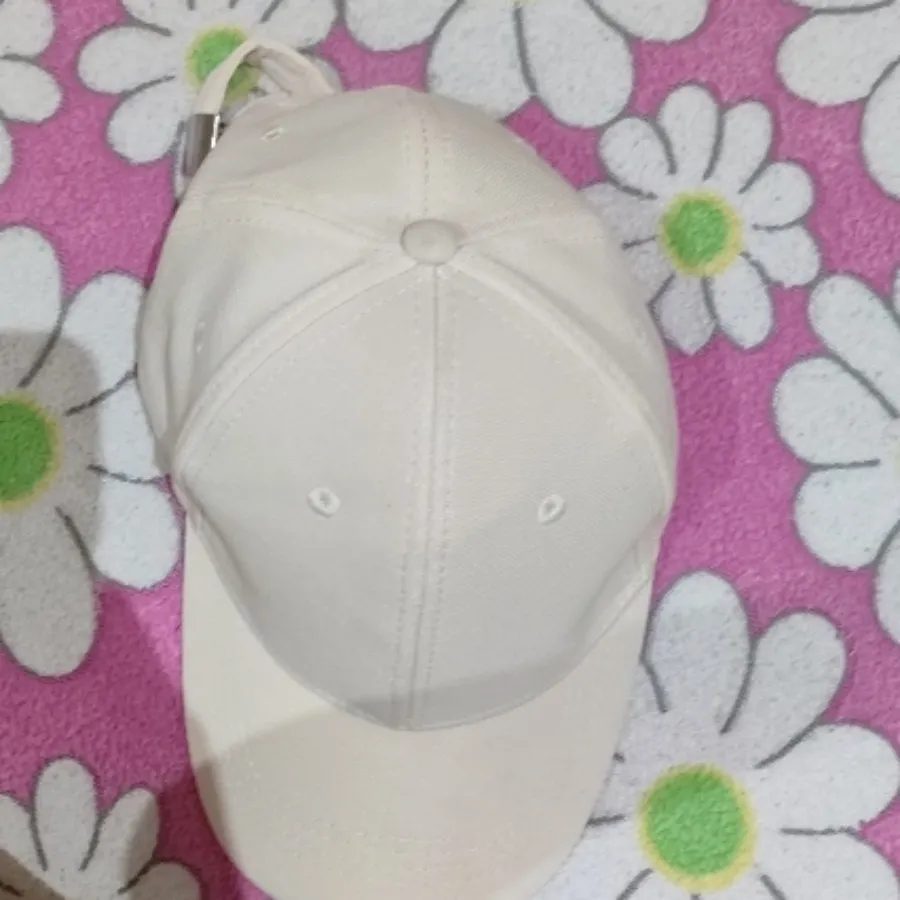 کلاه کپ رنگ کرم