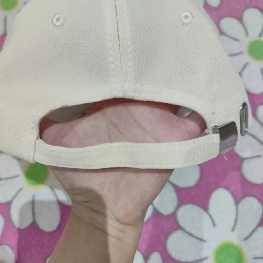 کلاه کپ رنگ کرم