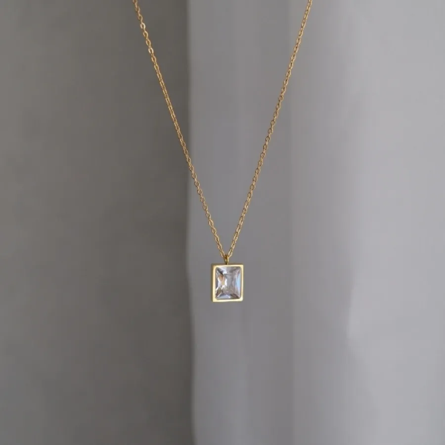 گردنبند مکعب شفاف