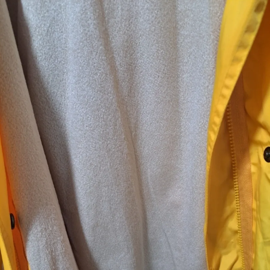 کاپشن زرد بلند