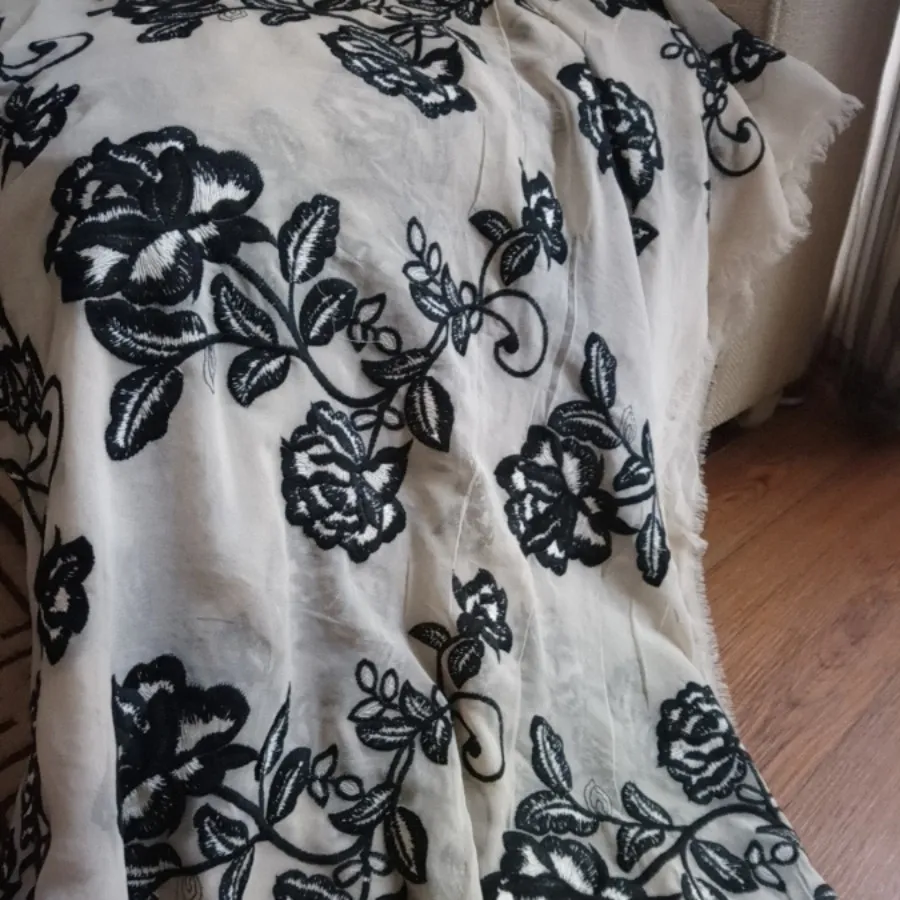 پارچه حریر خامه دوزی شده