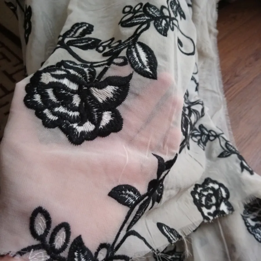 پارچه حریر خامه دوزی شده