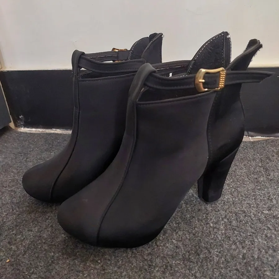 نیم بوت پاشنه دار