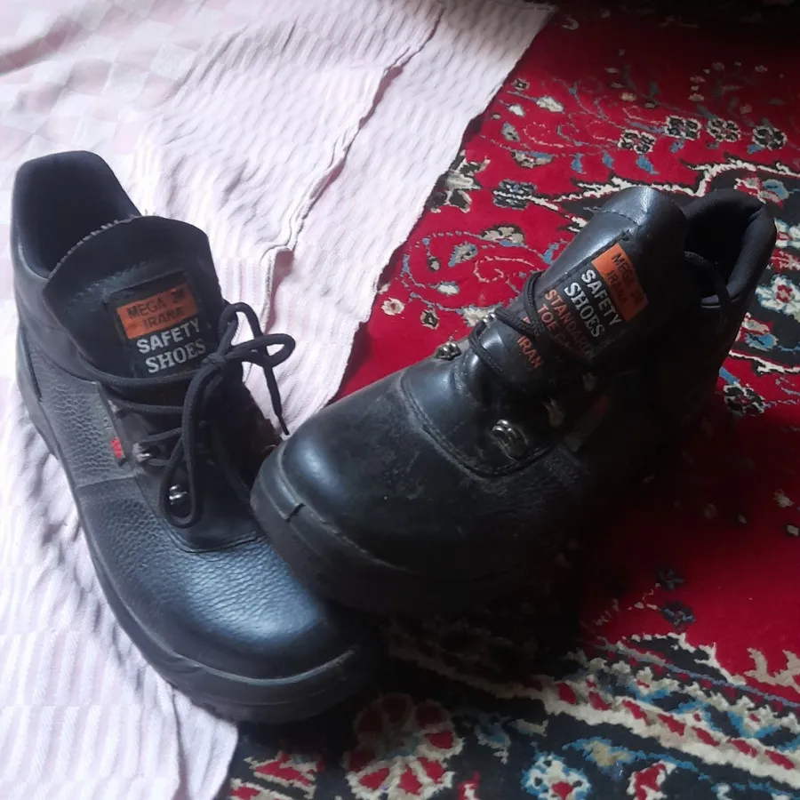 کفش و لباس کار