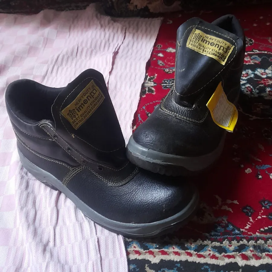 کفش و لباس کار