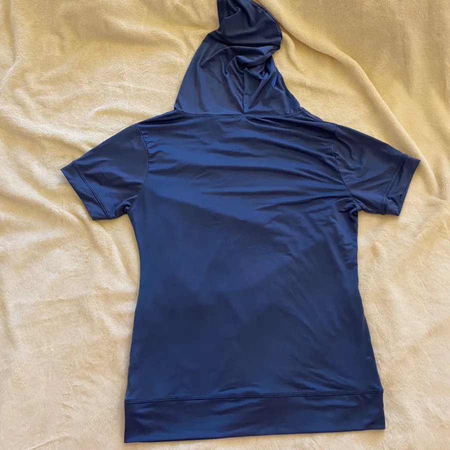 تیشرت ورزشی کلاه‌دار