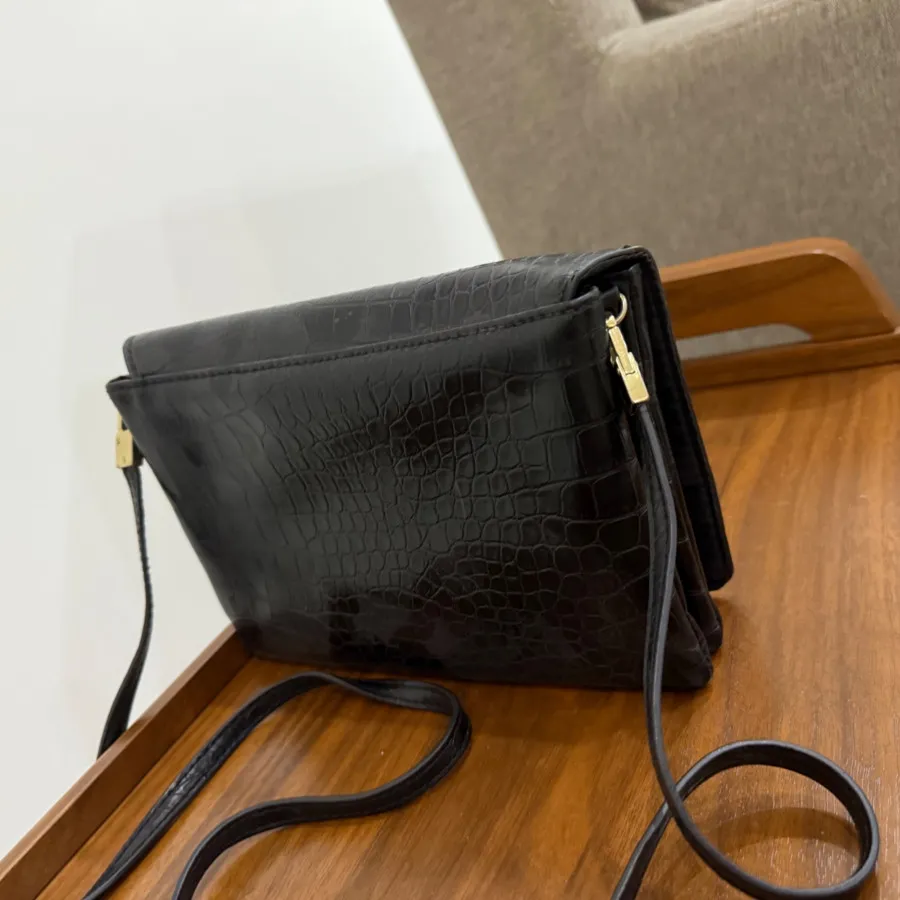 کیف کج مشکی اچ اندام