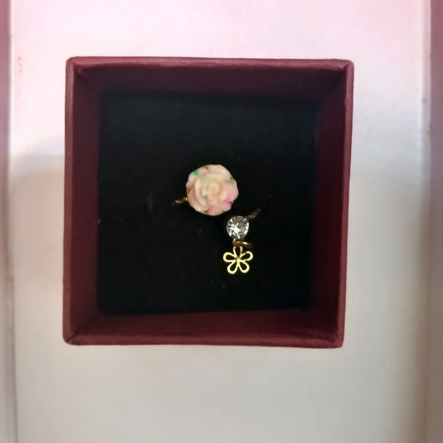 انگشتر گلی اویز دار