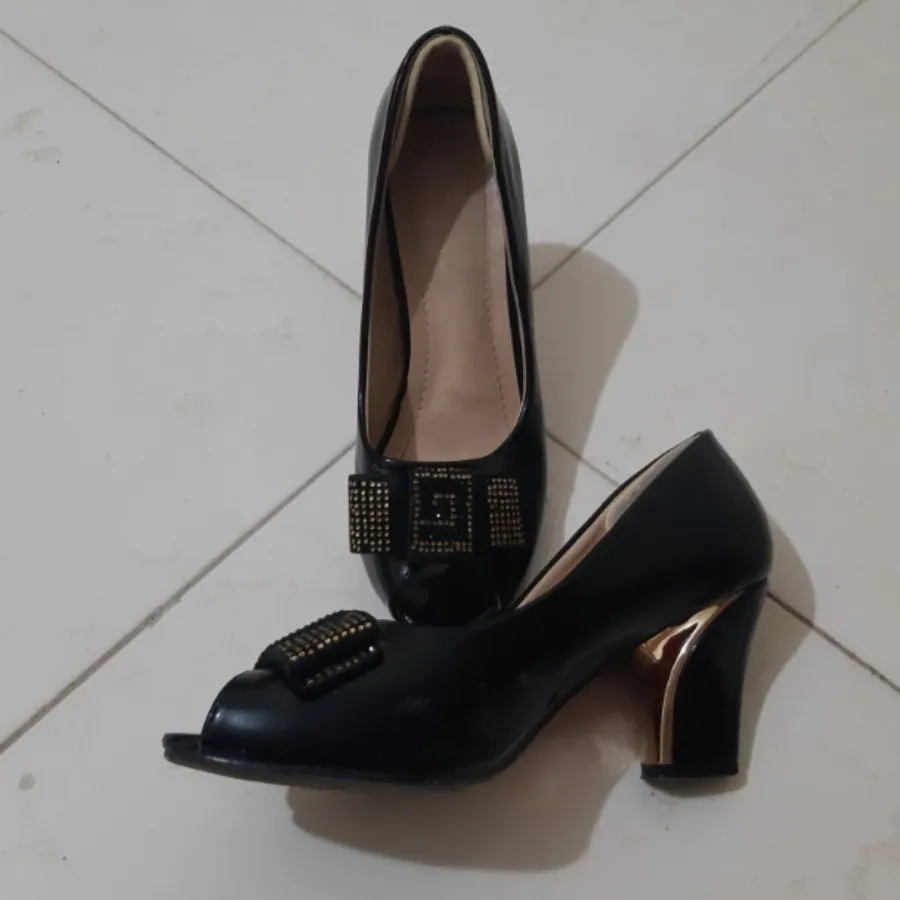 کفش جلو باز مشکی طلایی